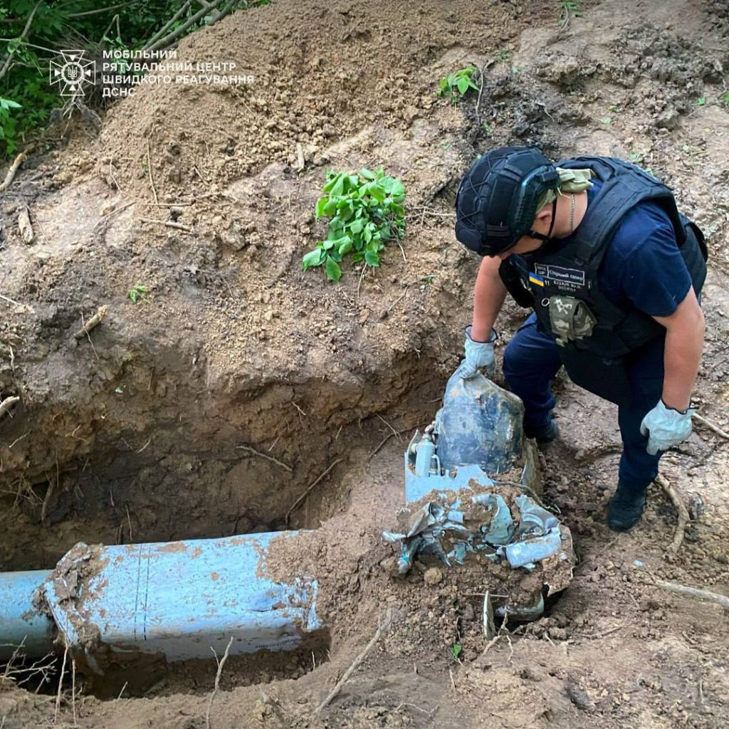 Противник опубликовал очередные фото обломков корпуса и боевой части новейшей крылатой ракеты Х-69, упавшей где-то на территории Украины