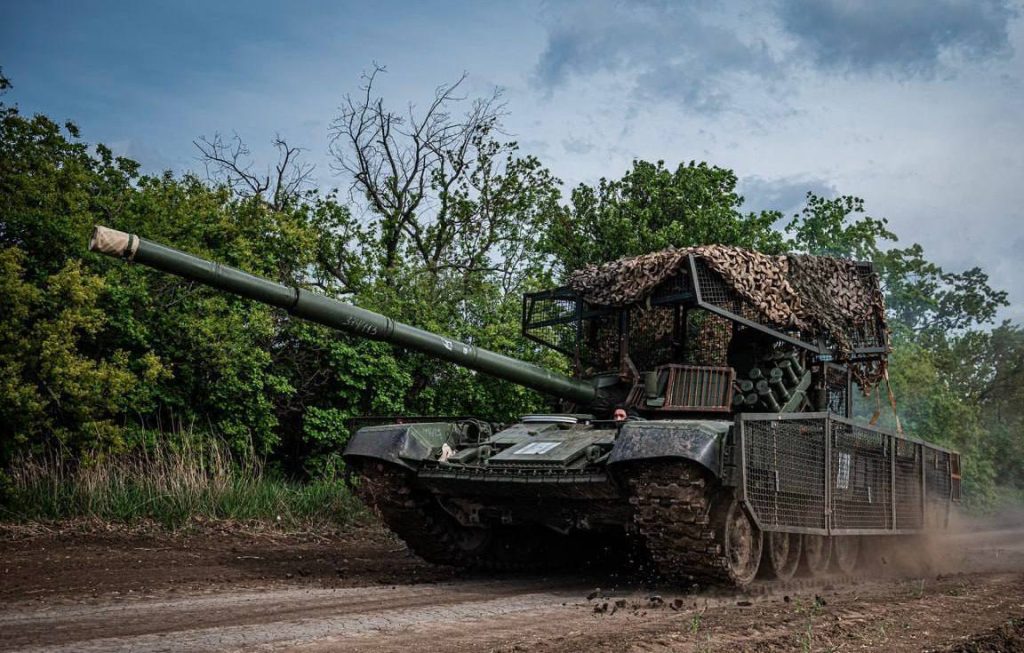Польский PT-91 Twardy 117-й отдельной мехбригады ВСУ обзавелся антидроновым мангалом и боковой кустарной защитой