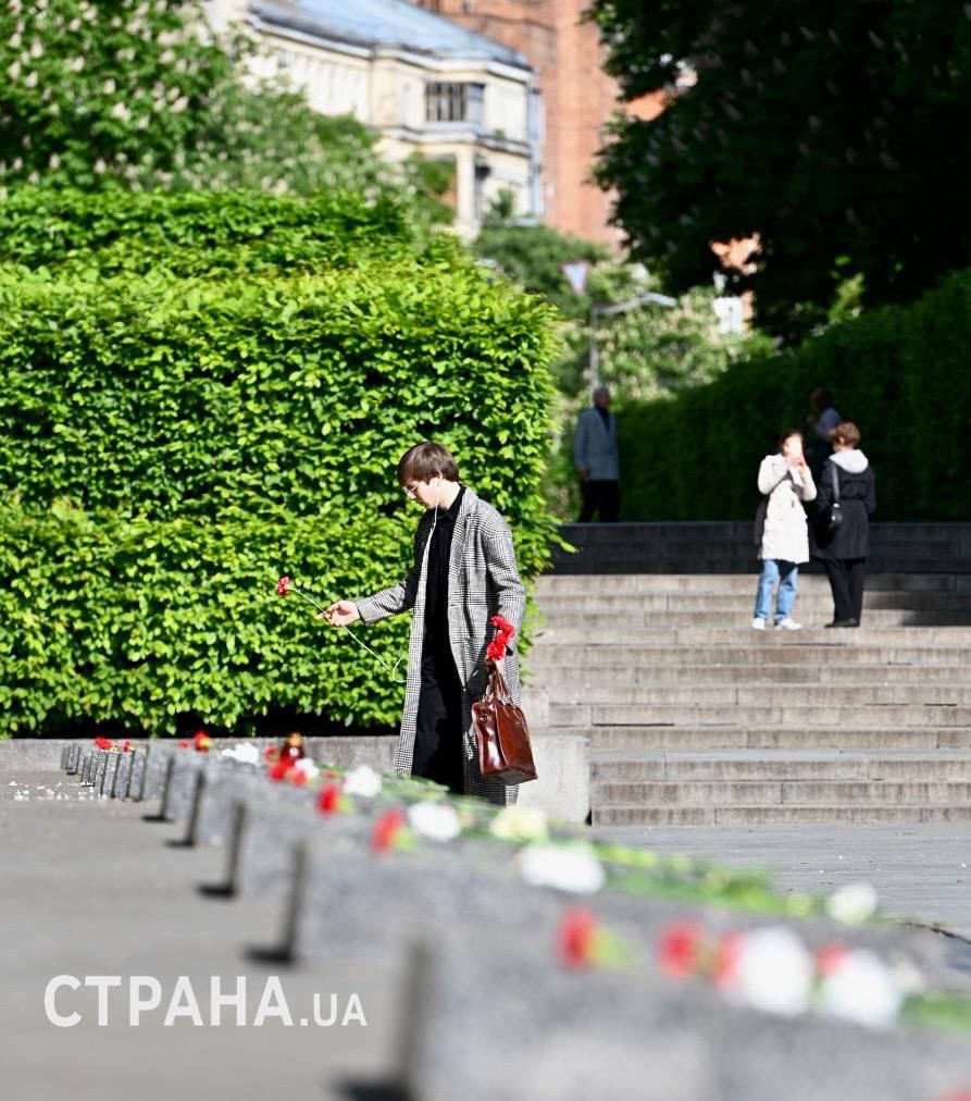 Киевляне с утра 9 мая несут цветы к Вечному огню в Парке Славы