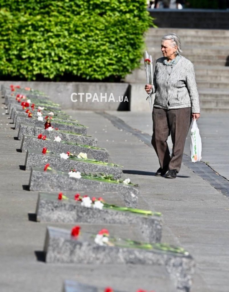 Киевляне с утра 9 мая несут цветы к Вечному огню в Парке Славы