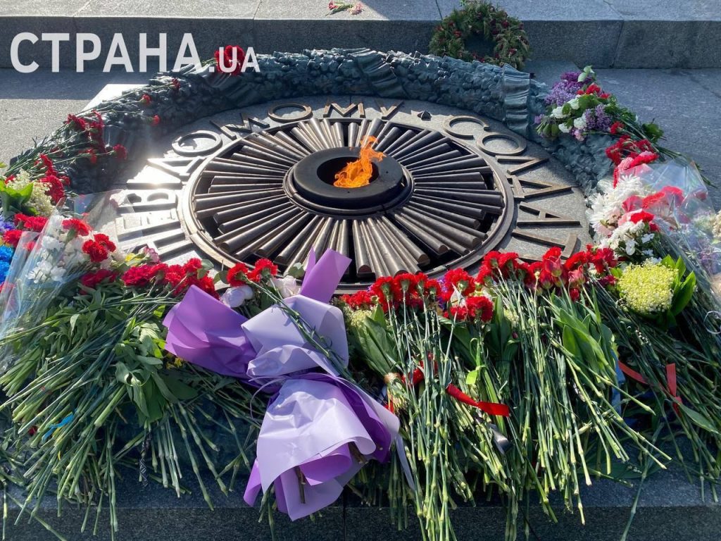 Киевляне с утра 9 мая несут цветы к Вечному огню в Парке Славы
