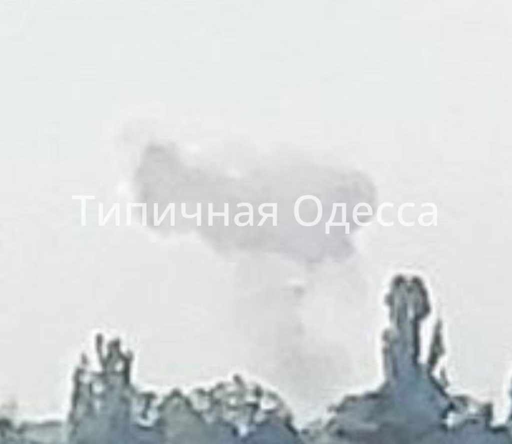 На месте прилета в Одессе поднимается столб дыма