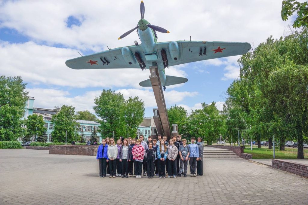 8 мая 1979 года, возле Воронежского авиационного завода был установлен памятник самолету Ил-2