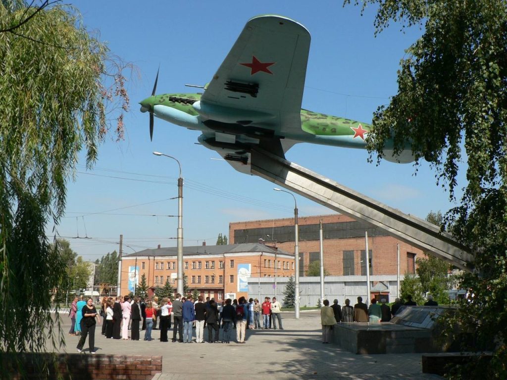 8 мая 1979 года, возле Воронежского авиационного завода был установлен памятник самолету Ил-2