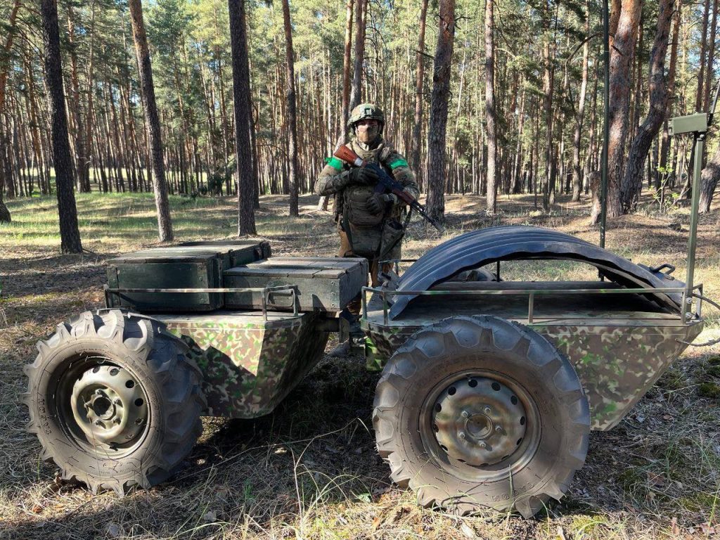 Самодельный украинский наземный беспилотник, созданный для перевозки грузов на поле боя