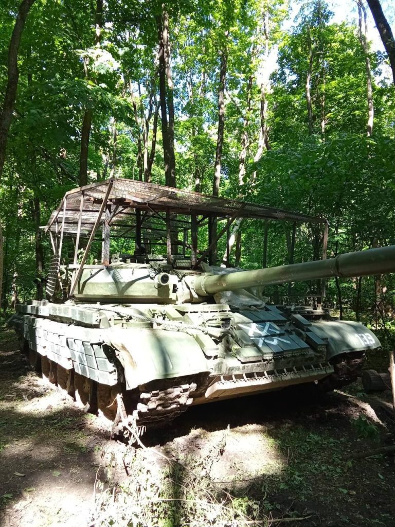 Т-62М с защитным козырьком группировки войск "Север", действующей на Харьковском направлении
