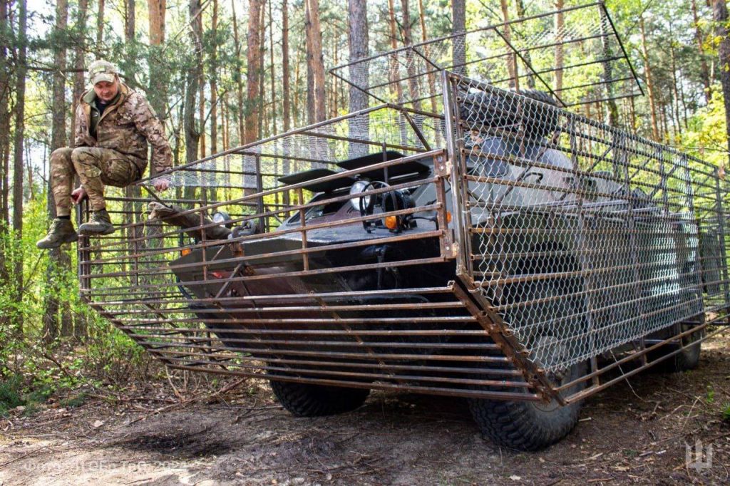 Польский БРДМ-2 «Бардак» 111-ой бригады ТРО ВСУ в защитной клетке по кругу