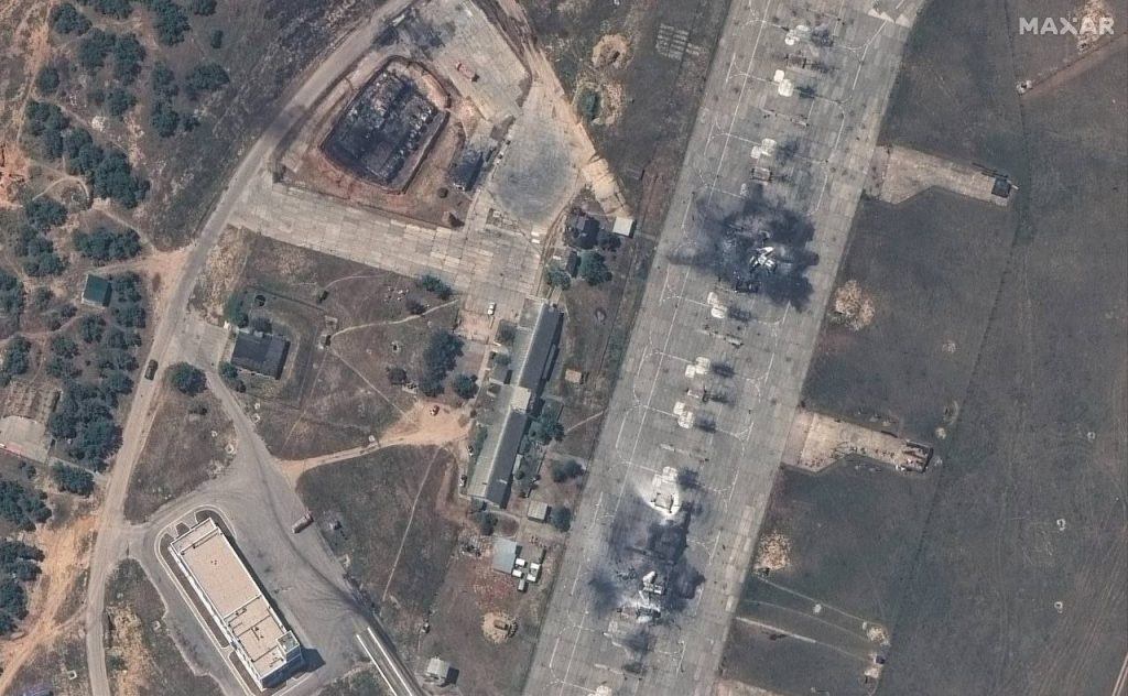 Компания Maxar опубликовала более качественные спутниковые снимки аэродрома Бельбек после ударов кассетных ракет MGM-140 ATACMS