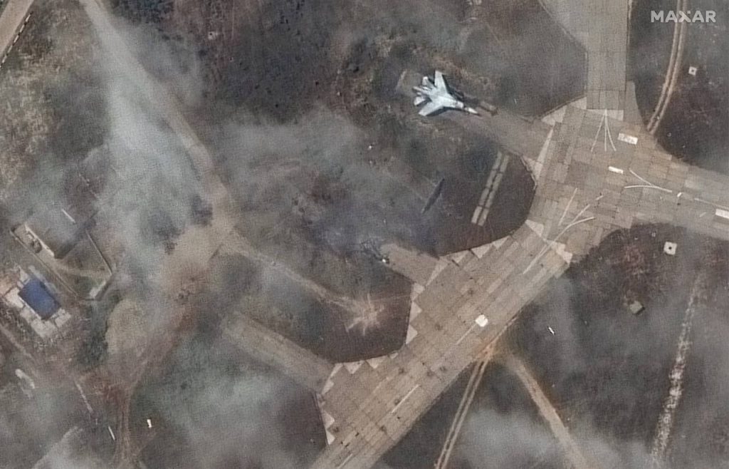 Компания Maxar опубликовала более качественные спутниковые снимки аэродрома Бельбек после ударов кассетных ракет MGM-140 ATACMS