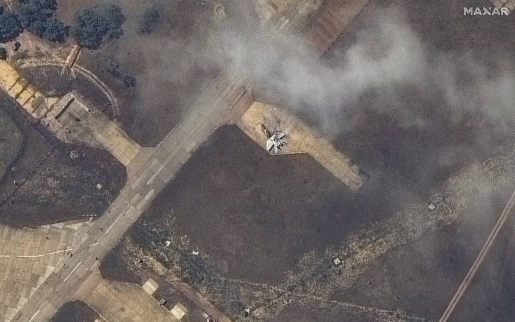 Компания Maxar опубликовала более качественные спутниковые снимки аэродрома Бельбек после ударов кассетных ракет MGM-140 ATACMS