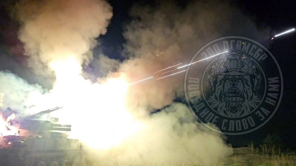 Нечастые кадры ночной работы ЗРПК 2С6 «Тунгуска» 200-й отдельной мотострелковой бригады в зоне проведения СВО