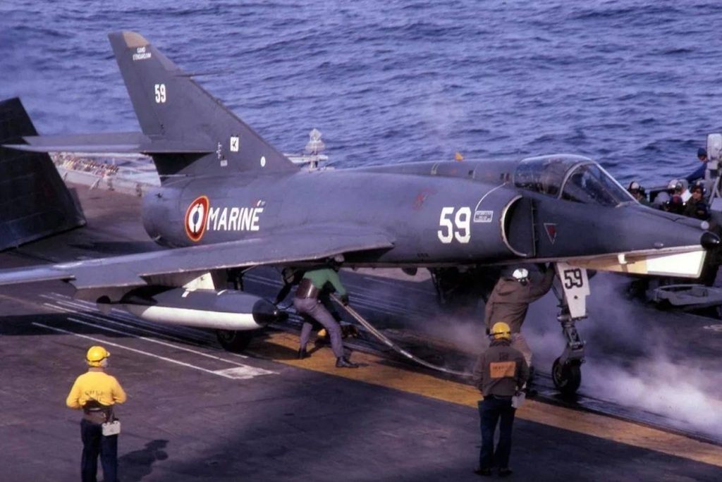 21 мая 1958 года совершил первый полет французский палубный многоцелевой самолет Dassault Etendart IVM 02