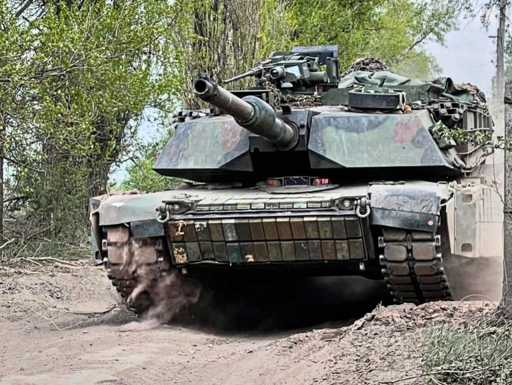 Украинский M1A1SA Abrams с установленной ДЗ "Контакт-1" на верхней и нижней лобовых деталях танка, помимо "родной" ДЗ ARAT по бортам корпуса
