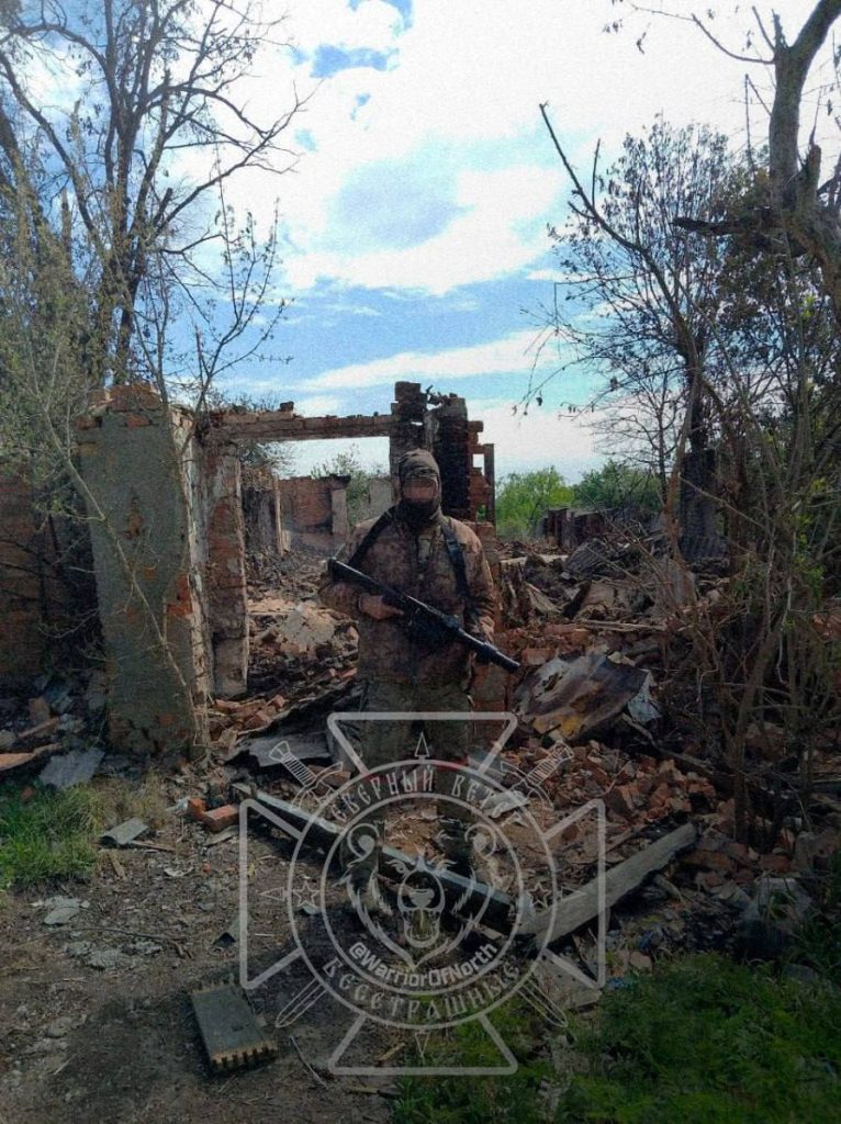 Военнослужащие группировки «Север» на брошенных украинских позициях в районе села Липцы Харьковской области