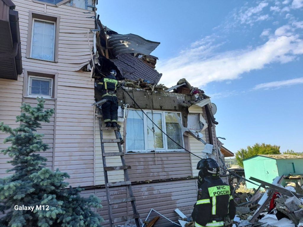 Украинский беспилотник упал на жилой дом в Белгородской области