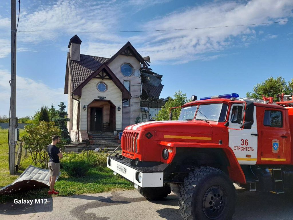 Украинский беспилотник упал на жилой дом в Белгородской области