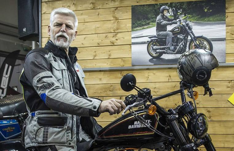 Президент Чехии попал в больницу после падения с мотоцикла