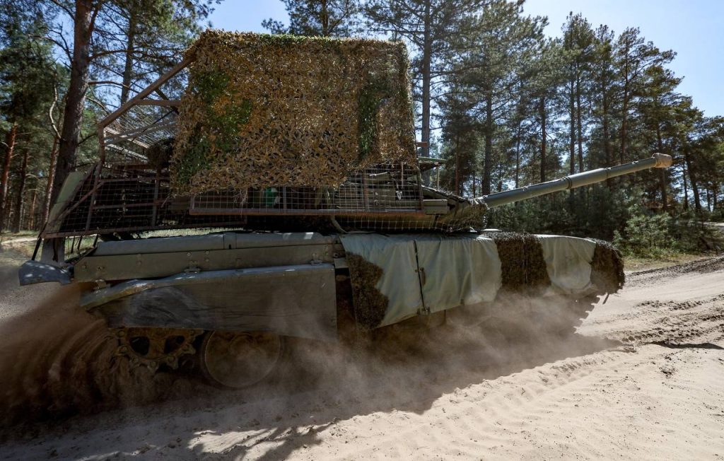 Т-90М «Прорыв» с самодельными защитными мангалами, в зоне проведения СВО