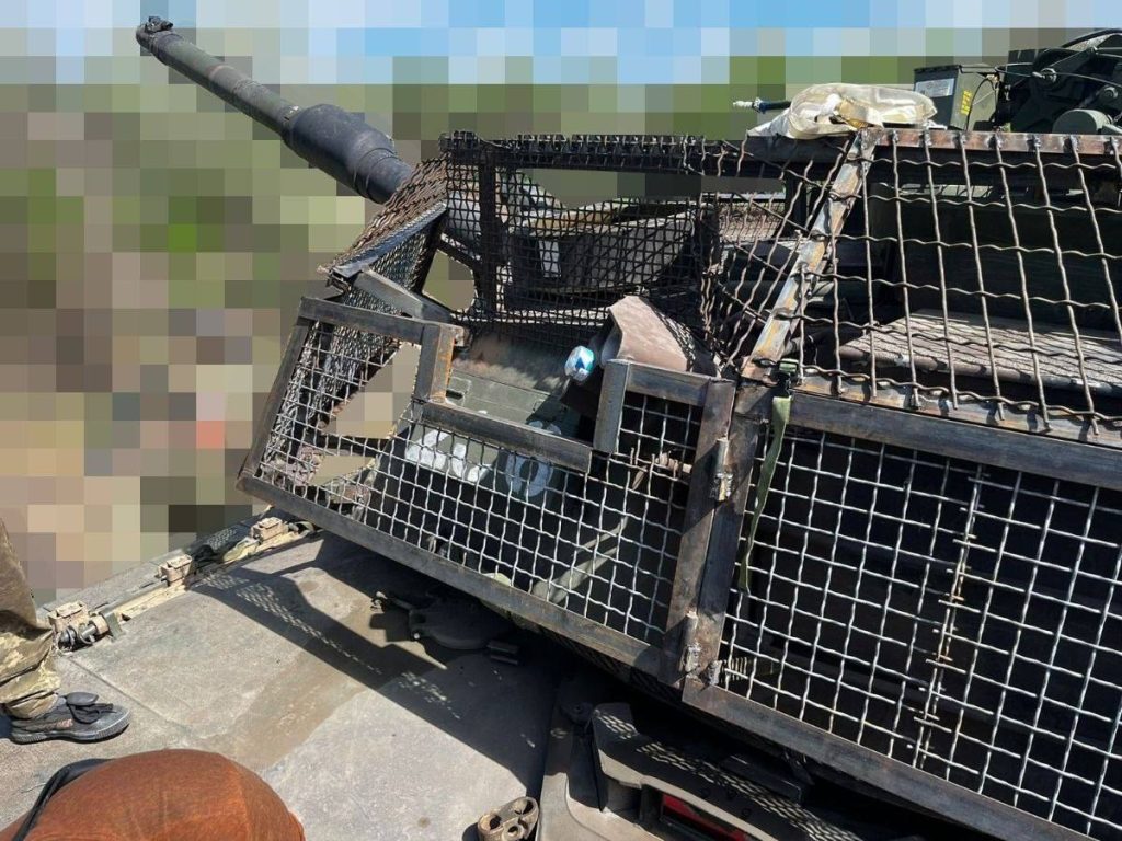 Противник наконец догадался о необходимости защищать башню поставленных американских "Абрамсов" от прилетающих туда FPV-дронов