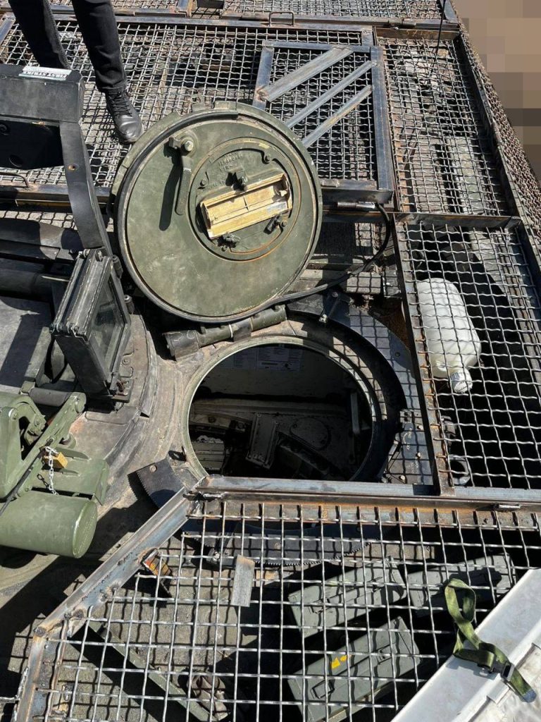 Противник наконец догадался о необходимости защищать башню поставленных американских "Абрамсов" от прилетающих туда FPV-дронов