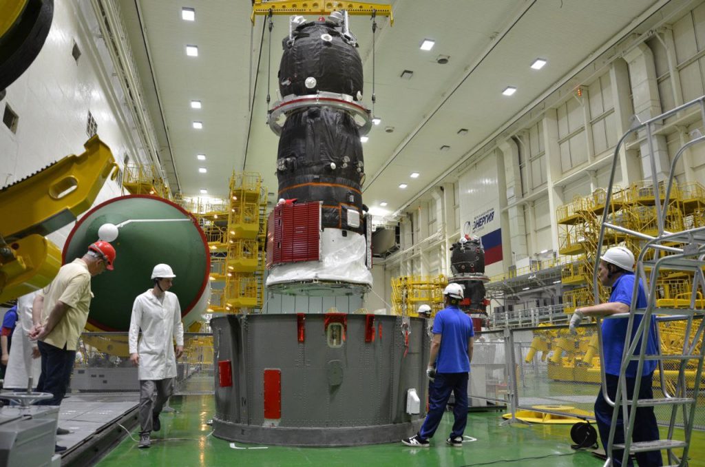 На космодроме Байконур завершается предстартовая подготовка грузового корабля "Прогресс МС-27"