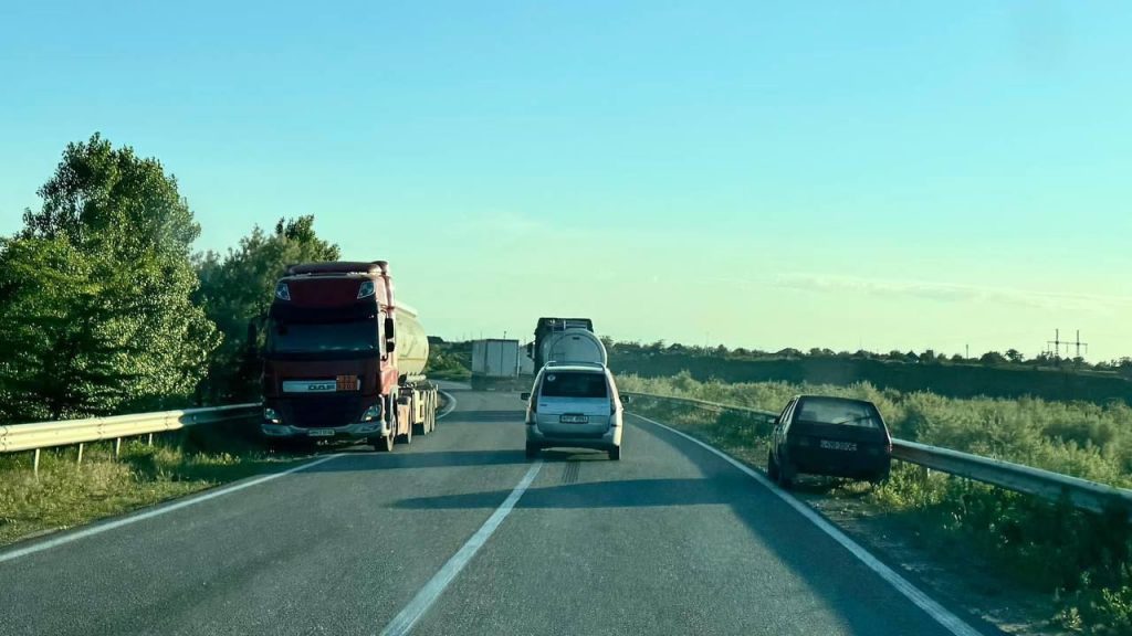 На трассе Одесса-Рени снова появляются брошенные машины украинских уклонистов