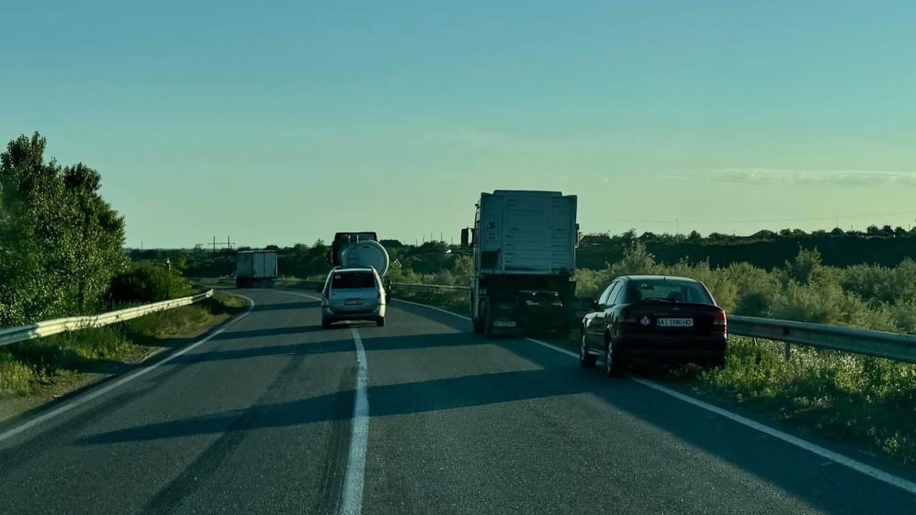 На трассе Одесса-Рени снова появляются брошенные машины украинских уклонистов