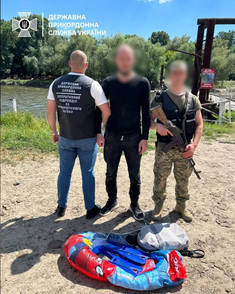 Одессит попытался сбежать за границу на надувном матрасе с «человеком-пауком»