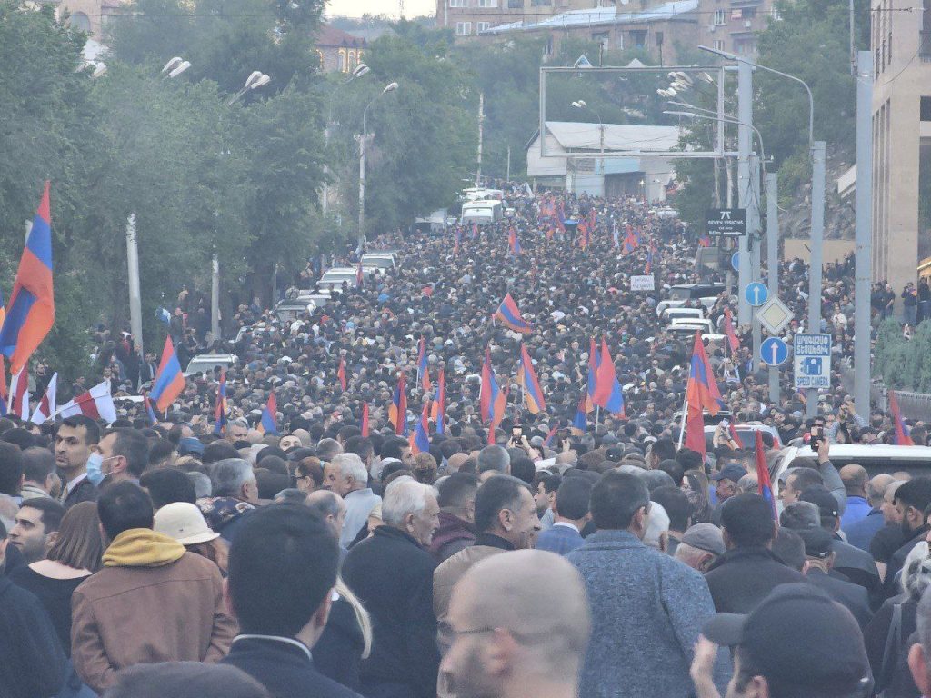 В Армении сегодня более 100 000 человек протестуют с требованием ухода Пашиняна