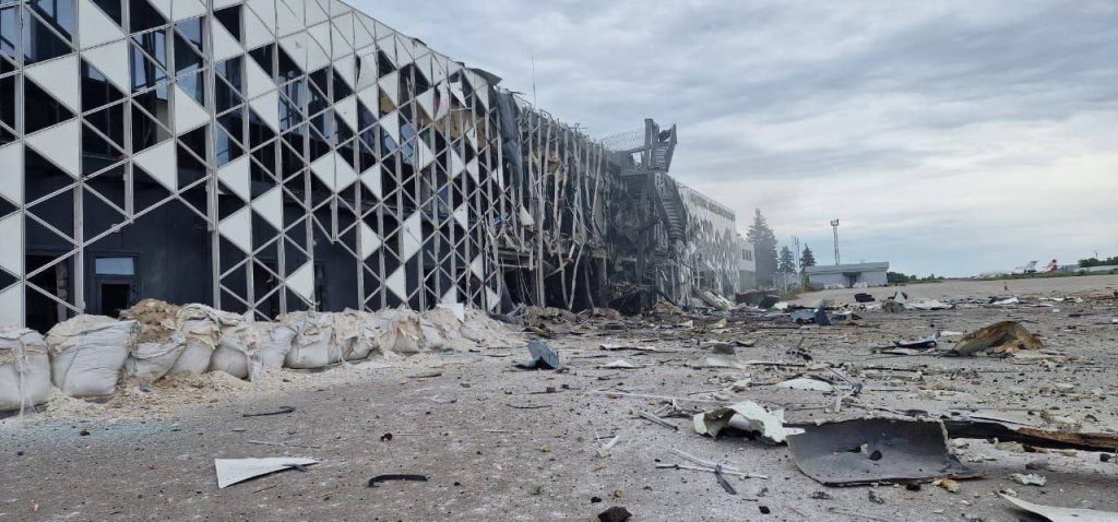 Последствия ударов по аэропорту в Запорожье