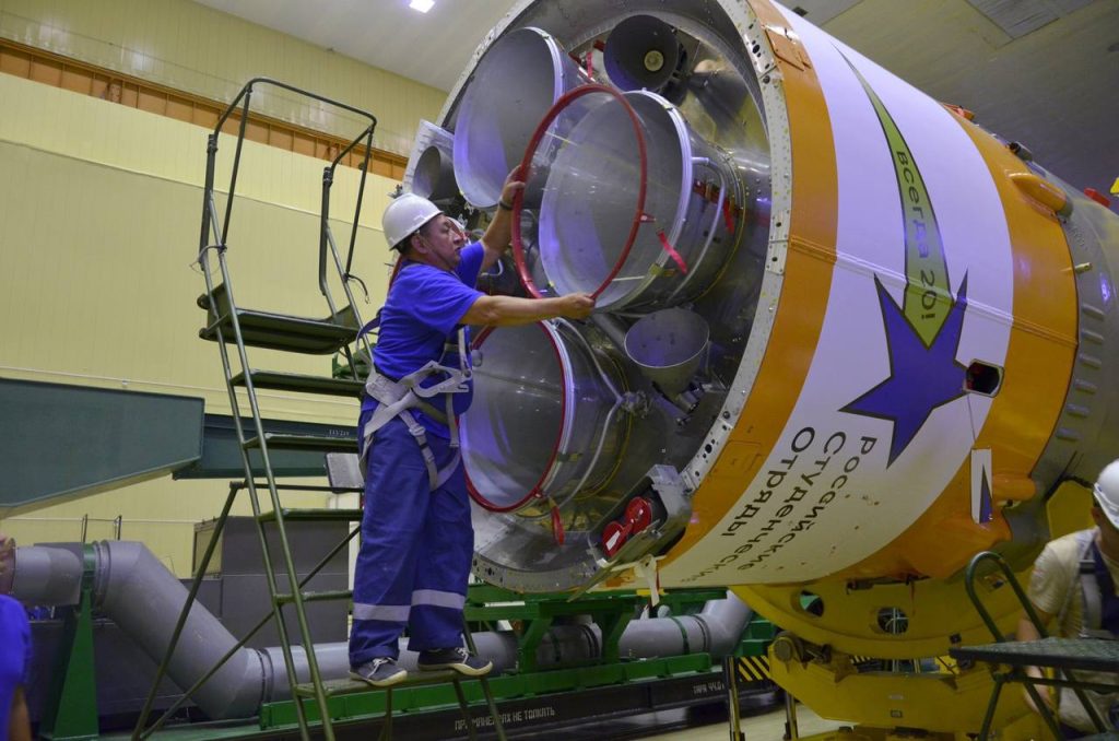 Сегодня на космодроме Байконур завершилась сборка грузового корабля "Прогресс МС-27" с ракетой-носителем "Союз"