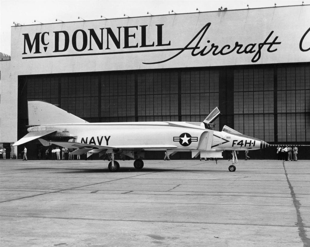 27 мая 1958 года состоялся первый полёт прототипа палубного истребителя McDonnell YF4H-1