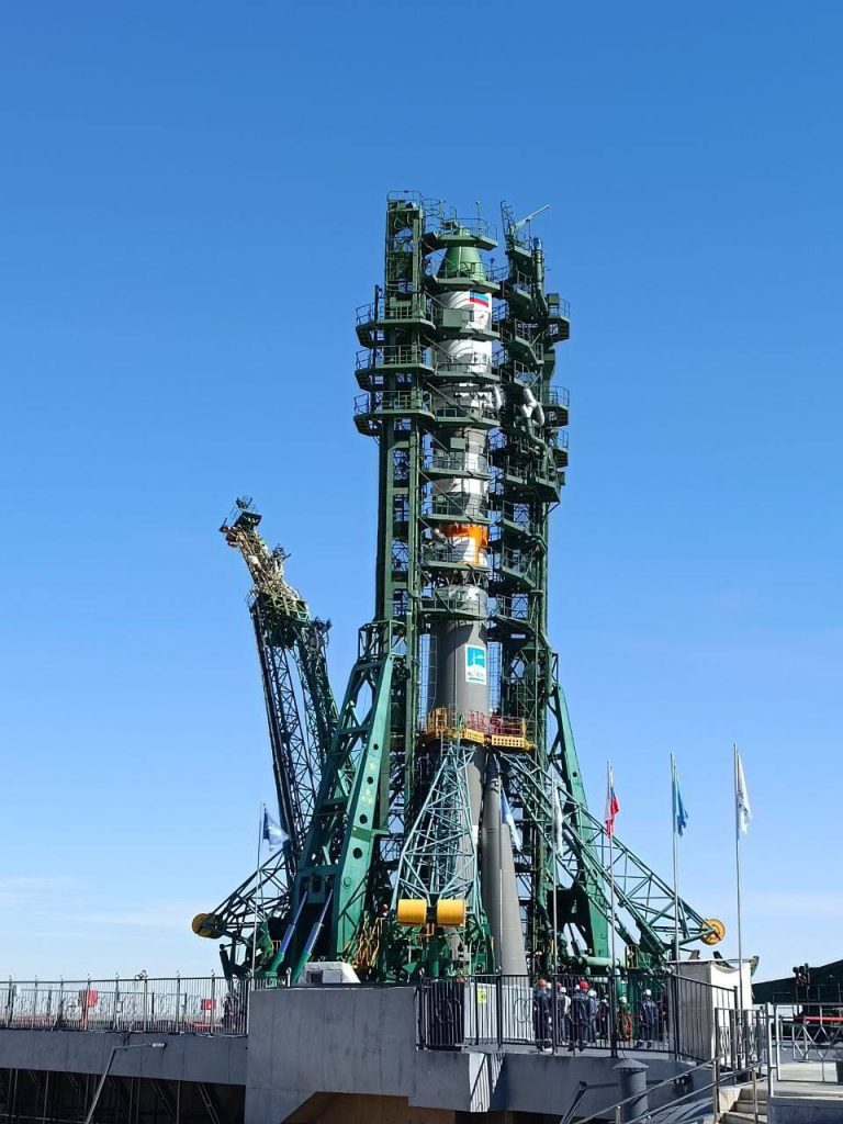 Ракета-носитель "Союз-2.1а" с грузовом кораблём "Прогресс МС-27" установлена в вертикальное положение на стартовом комплексе 31-й площадки космодрома Байконур