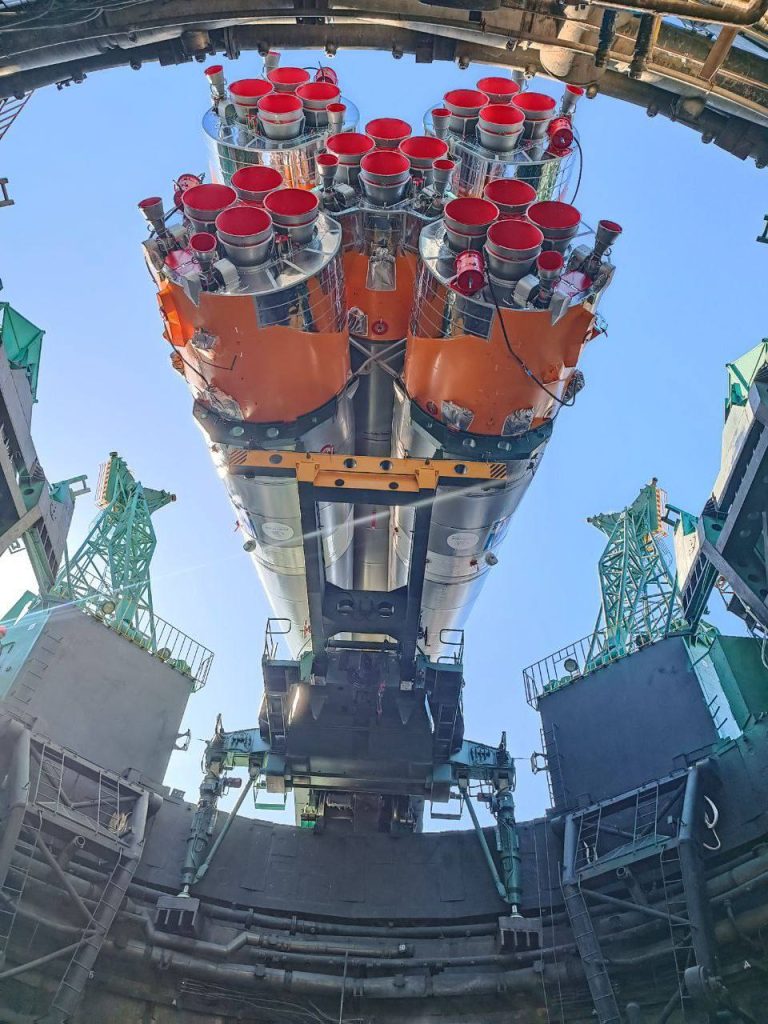 Ракета-носитель "Союз-2.1а" с грузовом кораблём "Прогресс МС-27" установлена в вертикальное положение на стартовом комплексе 31-й площадки космодрома Байконур