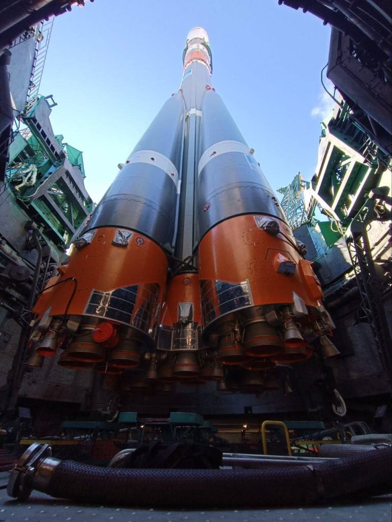 Ракета-носитель "Союз-2.1а" с грузовом кораблём "Прогресс МС-27" установлена в вертикальное положение на стартовом комплексе 31-й площадки космодрома Байконур