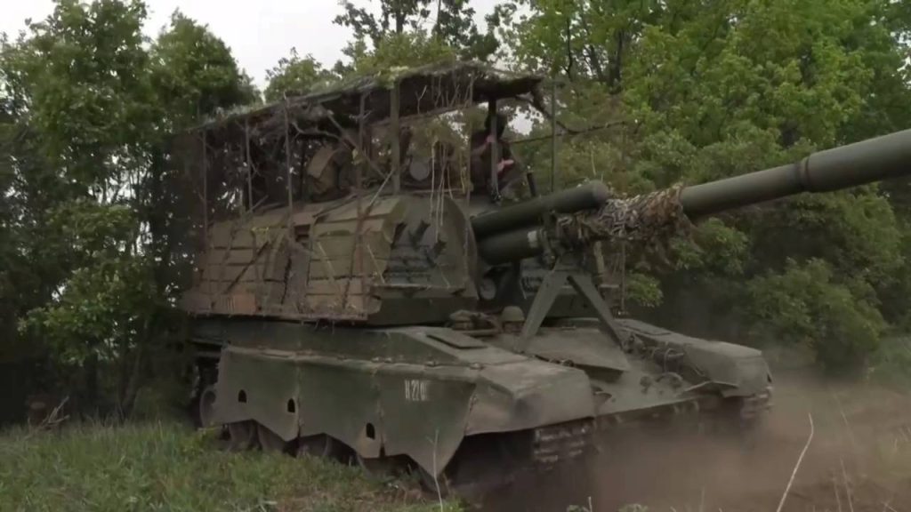 152-мм самоходная гаубица 2С19М2 «Мста-С» борта которой усилены «антидроновым брусом» и сеткой рабицей