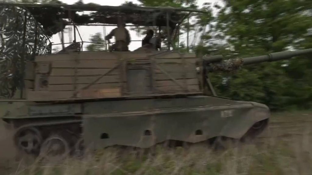 152-мм самоходная гаубица 2С19М2 «Мста-С» борта которой усилены «антидроновым брусом» и сеткой рабицей