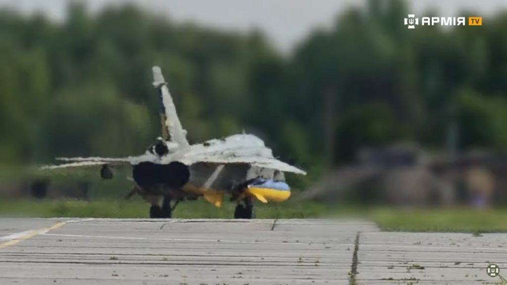 Украинский Су-24МР с подвесным контейнером радиотехнической разведки СРС-14 «Тангаж»