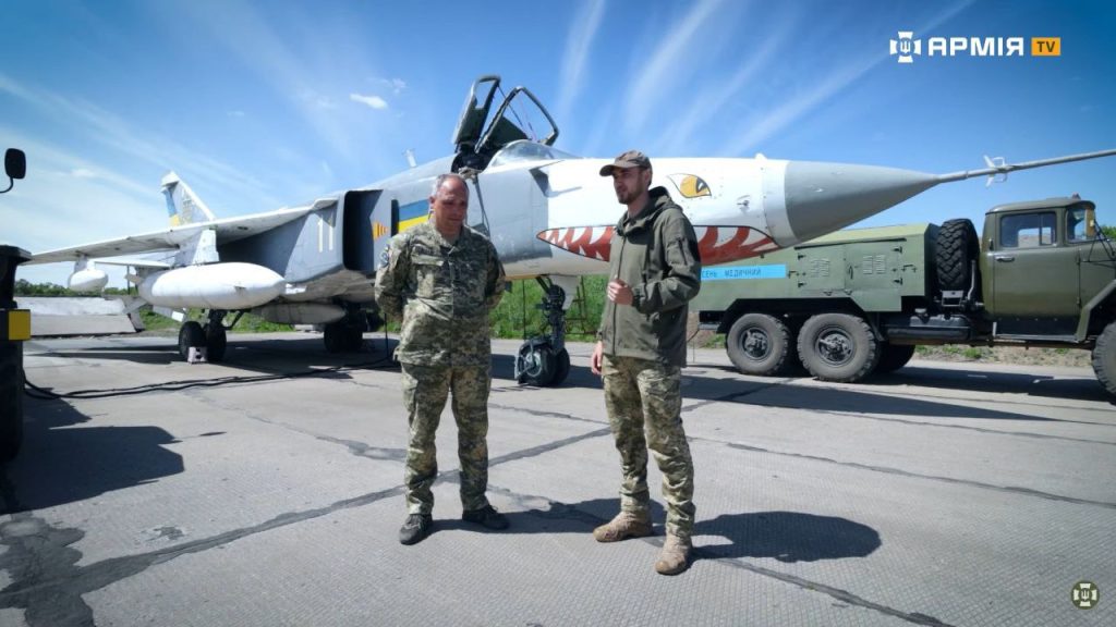 Украинский Су-24МР с подвесным контейнером радиотехнической разведки СРС-14 «Тангаж»