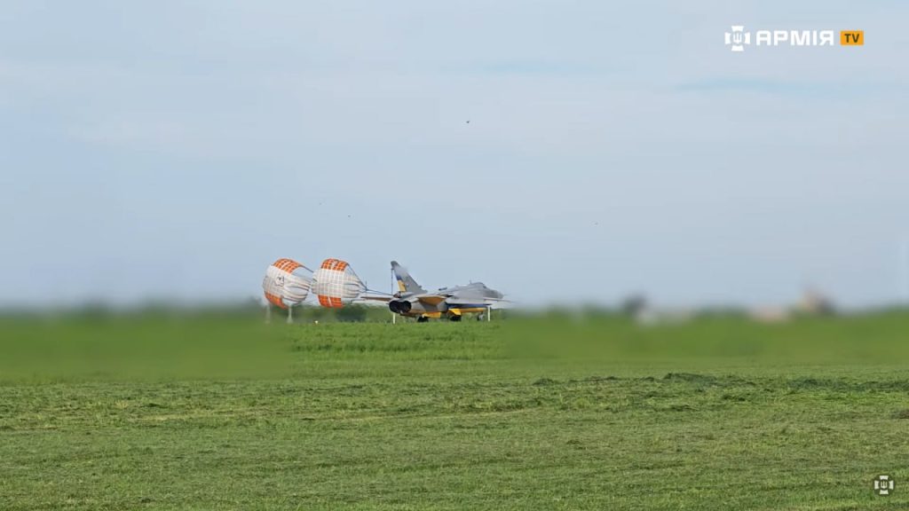 Украинский Су-24МР с подвесным контейнером радиотехнической разведки СРС-14 «Тангаж»