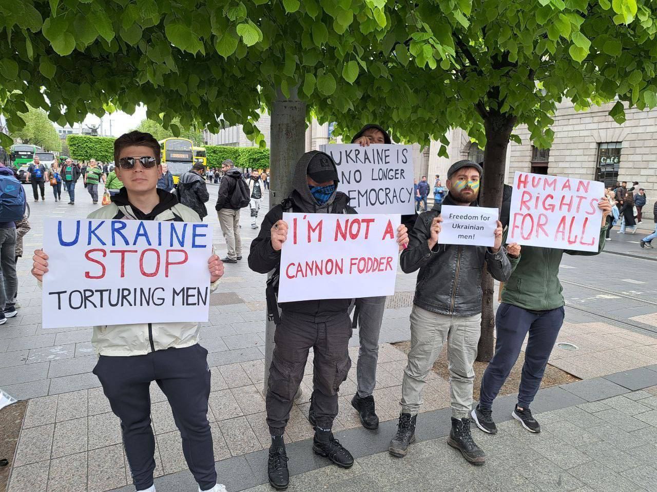 «Я не пушечное мясо» – с таким лозунгом состоялась акция протеста украинцев, проживающих в Ирландии