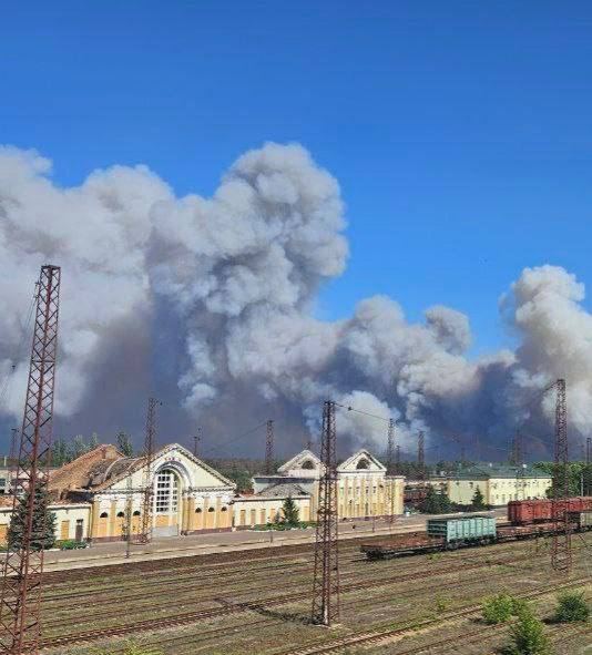 Кадры сильного пожара во временно подконтрольном ВСУ Лимане (ДНР)