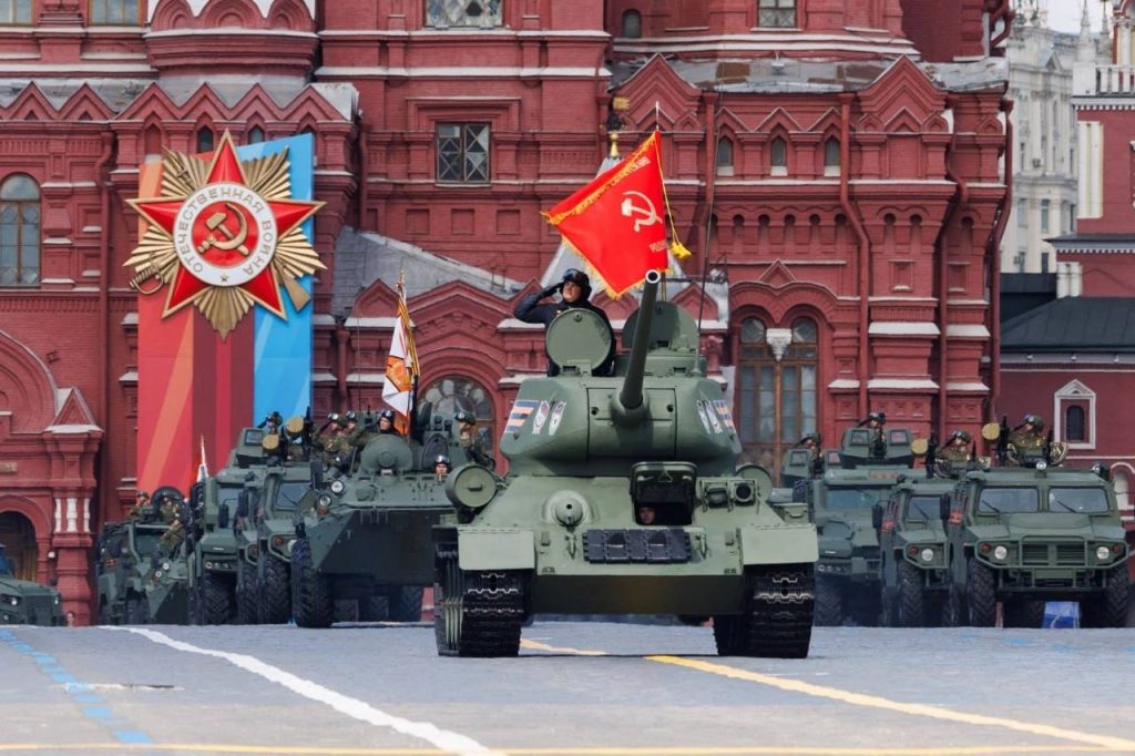 Кадры механизированной колонны на Красной площади