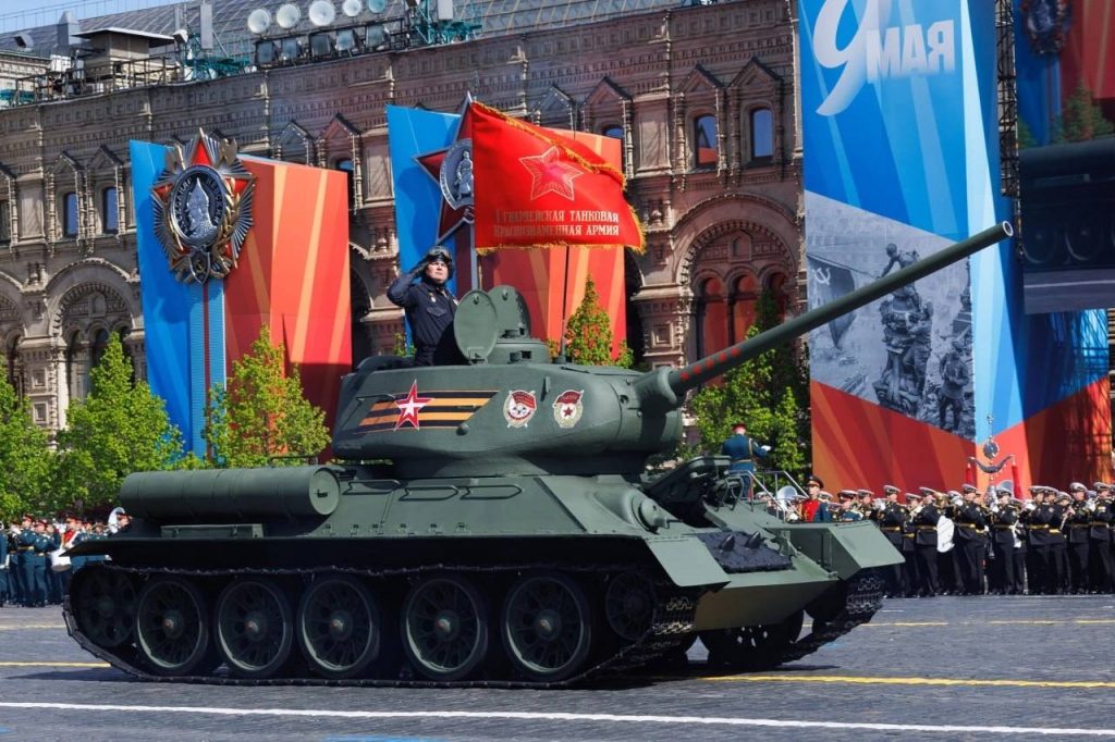 Кадры механизированной колонны на Красной площади