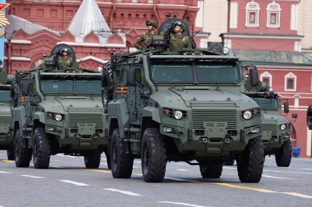 Кадры механизированной колонны на Красной площади