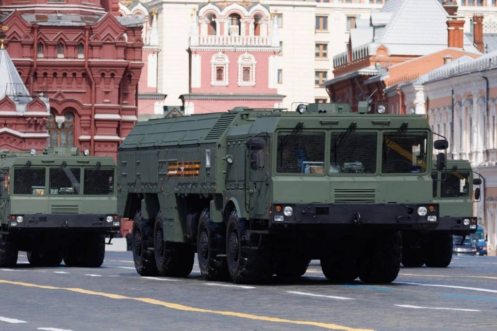 Кадры механизированной колонны на Красной площади