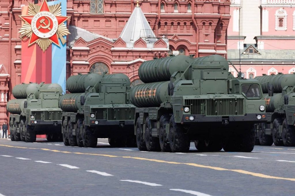 Кадры механизированной колонны на Красной площади
