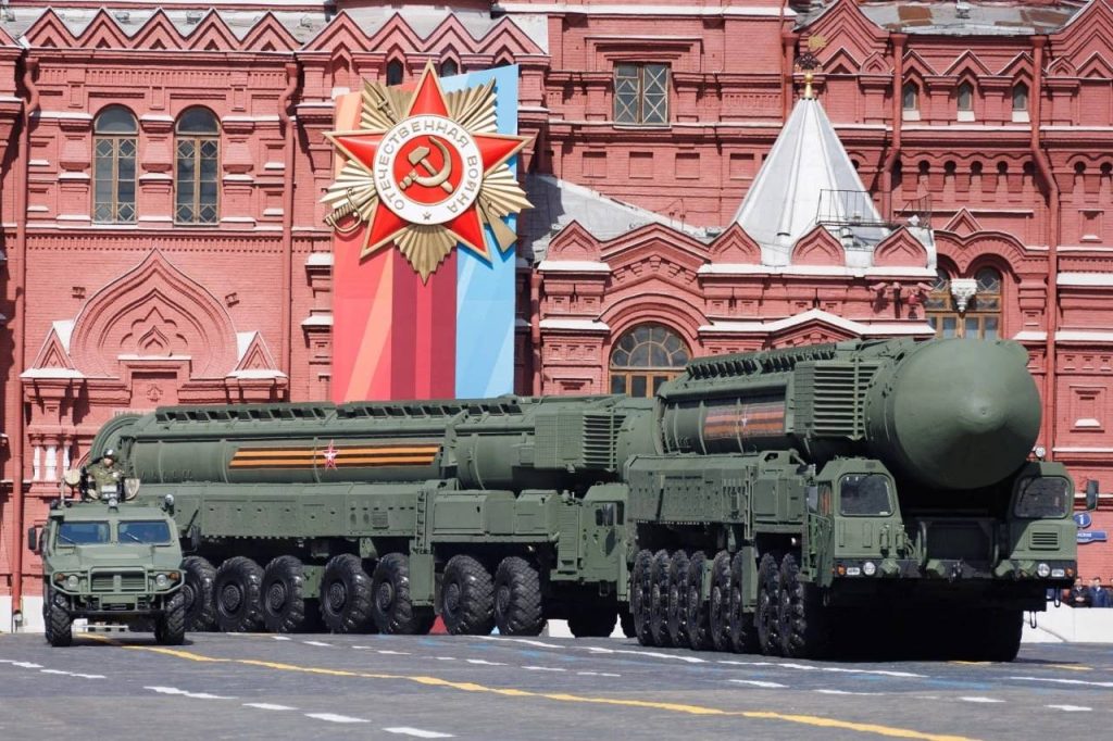 Кадры механизированной колонны на Красной площади
