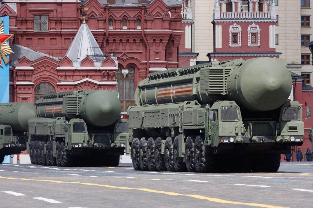 Кадры механизированной колонны на Красной площади