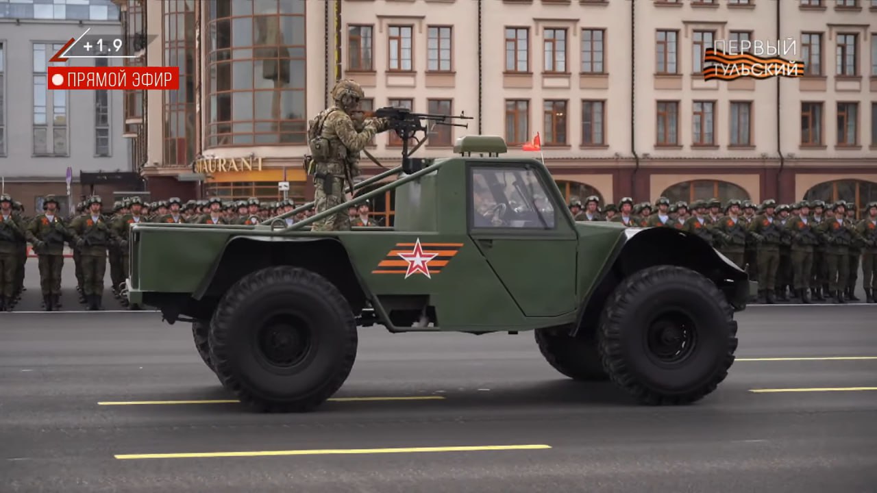 Традиционно, один из наиболее необычных парадов Победы в стране проходит в  городе Тула - Подоляка